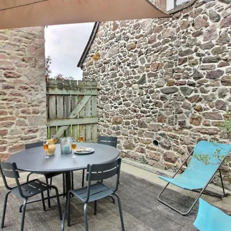 La Ville Es Renais - Ferme Et Maison D'Hotes Insolite Erquy Exterior photo